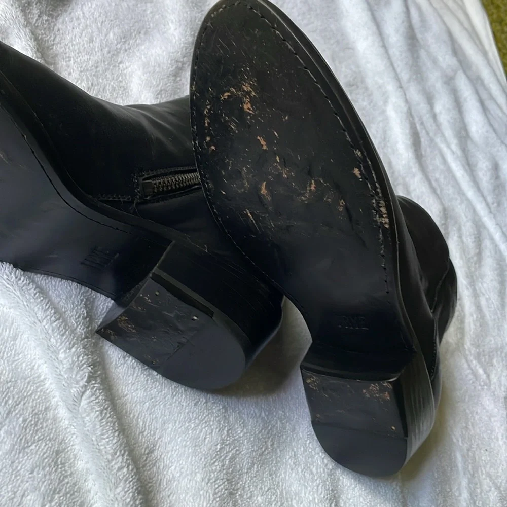 FRYE Carson Piping Bootie Like New!! Black Size 8 1/2